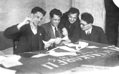Студенты первого набора за выпуском стенгазеты. 1939 г.